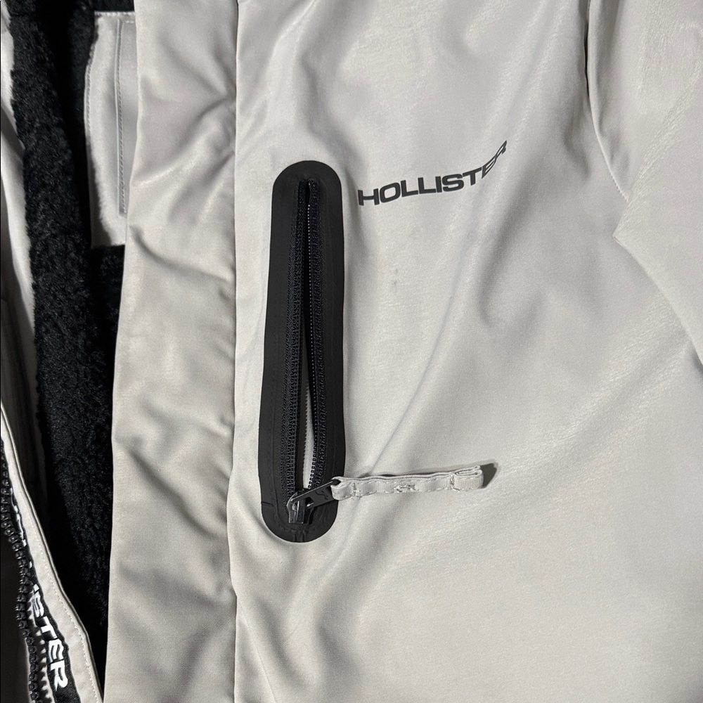 Hollister Men's Off-White Hooded Performance Jacket - Picture 6 of 6
